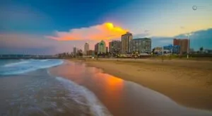 Imagem da praia e prédios ao fundo