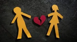 Imagem de casal rompendo relação