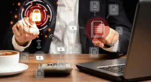 Imagem de advogado acessando documento criptografado